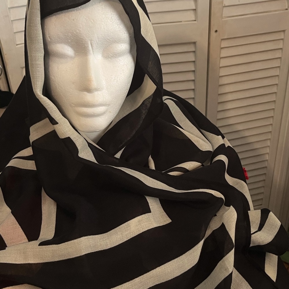 SELLING SCARF 🧣 FOR WOMEN SIZE EXTRA LARGE COLOR BLACK And CREAM BNWOT